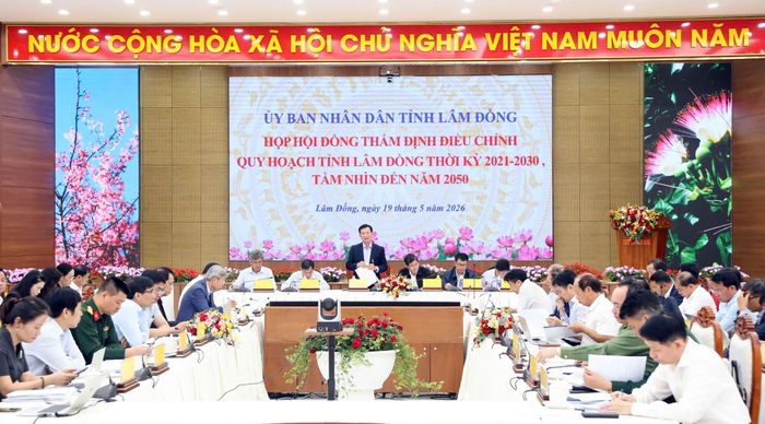 Ông Hồ Văn Mười, Chủ tịch UBND tỉnh Lâm Đồng chủ trì phiên họp Hội đồng thẩm định.