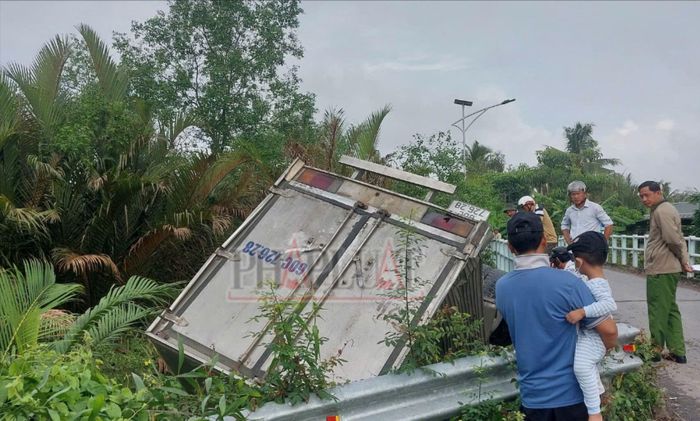  Tài xế bị thương nặng sau vụ va chạm xe tải vào thành cầu. Ảnh: CTV 