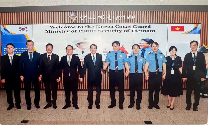  Thứ trưởng Lê Quốc Hùng và đoàn công tác tại buổi làm việc với Cơ quan Cảnh sát biển nước chủ nhà 