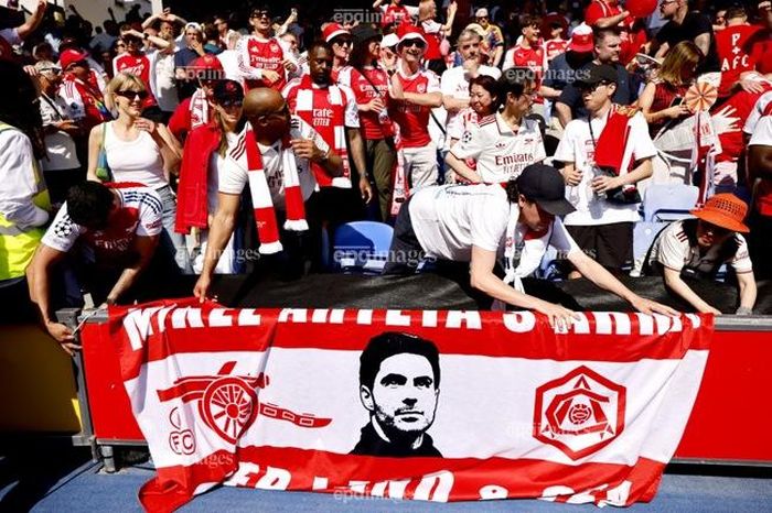  Người hâm mộ Arsenal bày sẵn đại tiệc và tôn vinh HLV Arteta. Ảnh: EPA. 