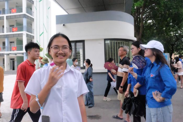  Nhiều thí sinh nhận định đề thi môn Văn bám sát chương trình, không đánh đố, đặc biệt phần nghị luận xã hội mang tính thời sự cao. Ảnh: TT 