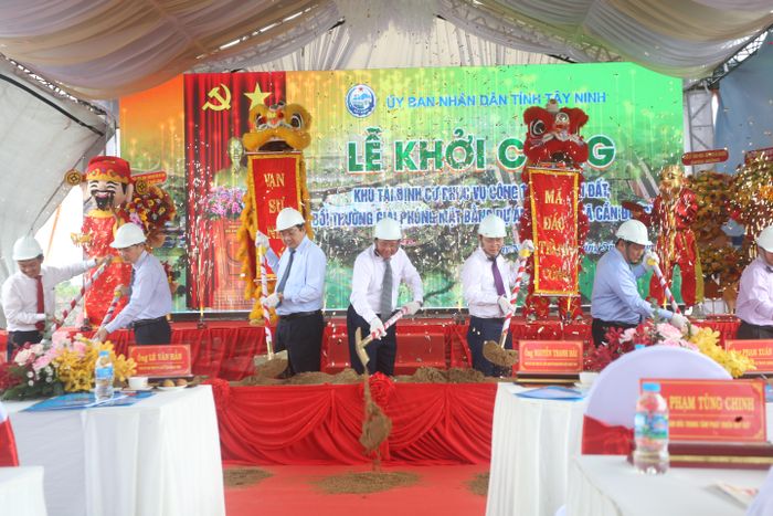  Các đại biểu thực hiện nghi thức khởi công dự án. Ảnh: HUỲNH DU 