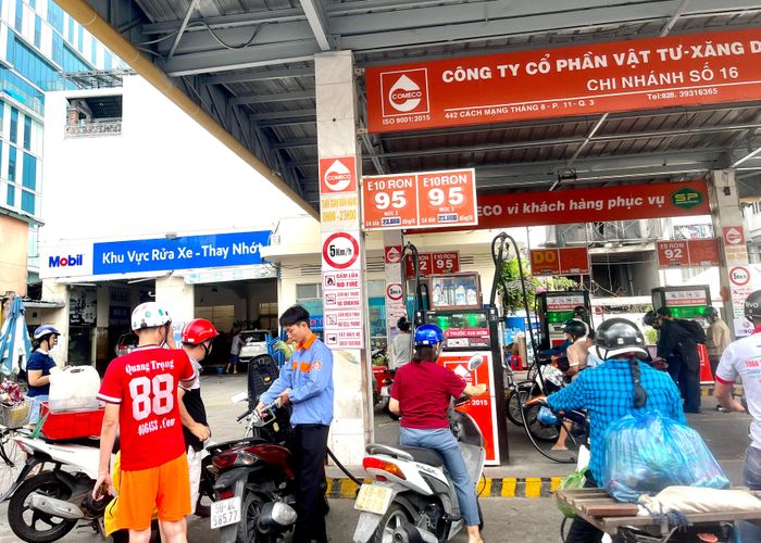 Người dân đang đổ xăng E10 tại cửa hàng xăng dầu. Ảnh: TÚ UYÊN