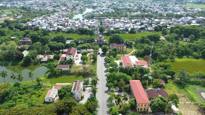 Cửa Trài nằm ở góc đông bắc, gần khu vực Mang Cá và sông Đông Ba.