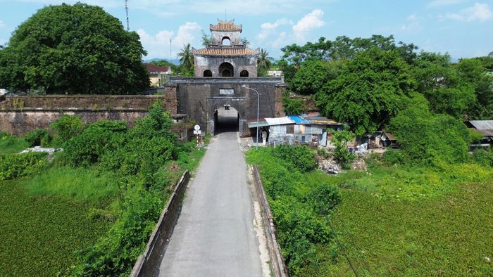 Sau biến cố thất thủ Kinh đô năm 1885, thực dân Pháp biến khu vực Mang Cá thành đồn quân sự, xây dựng hệ thống tường bao khép kín và chặn nhiều lối đi cũ. Từ đó, cửa Kẻ Trài gần như bị đóng kín.