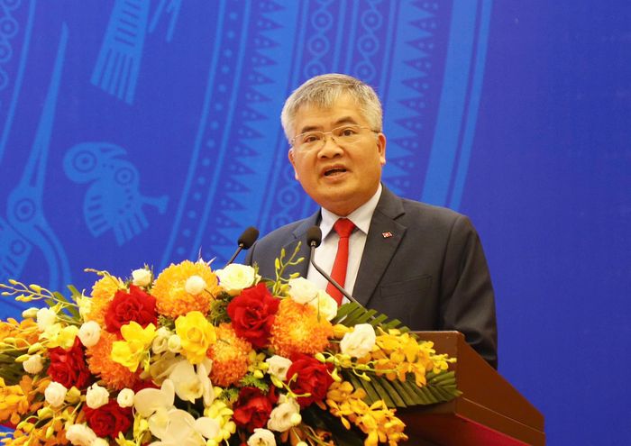 Phó Chủ nhiệm Văn phòng Chủ tịch nước Cấn Đình Tài công bố quyết định đặc xá. Ảnh: Hoàng Huy