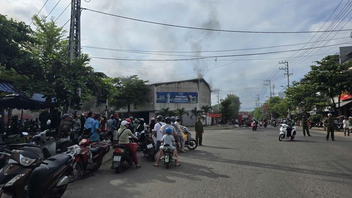 Đông người dân hiếu kỳ đến xem.