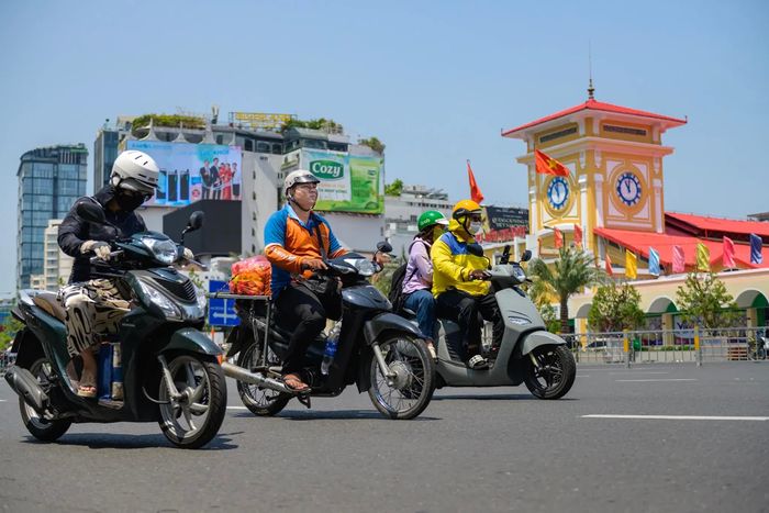  Không khí oi bức tại TP.HCM giữa tháng 5 khiến người đi đường có cảm giác nóng rát chỉ sau vài phút di chuyển. Ảnh: Hoài Bảo. 
