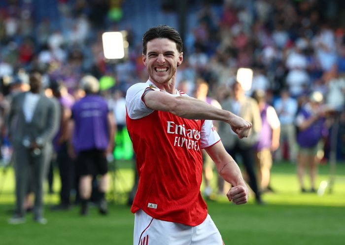  Ngôi sao của Arsenal được xem là “trái tim” nơi hàng tiền vệ. Không chỉ mạnh ở khả năng phòng ngự, Rice còn thường xuyên tạo ra khác biệt trong những trận cầu lớn bằng các pha chuyền bóng và sút xa chất lượng. 