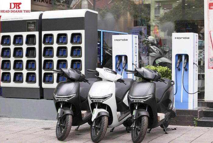 Trụ sạc và tủ đổi pin của Honda tại đại lý HEAD Doanh Thu ở TP Hà Nội. Ảnh: HEAD Doanh Thu.