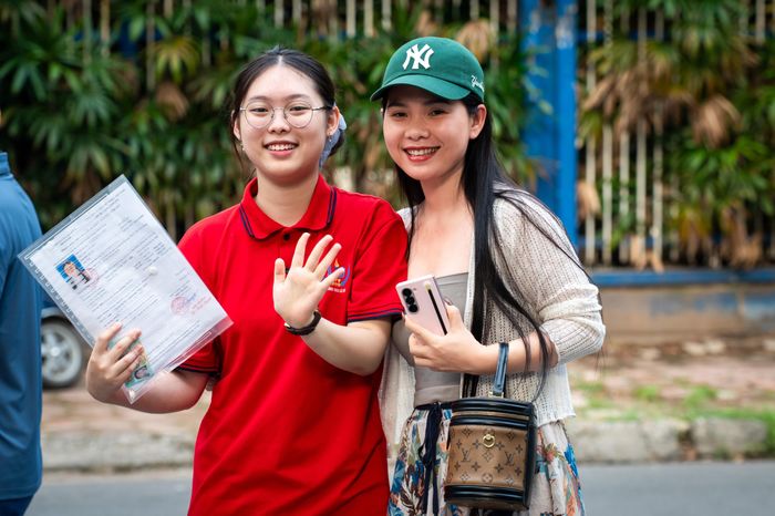  Không khí vừa hồi hộp vừa rộn ràng. Nhiều thí sinh xuất hiện với tâm trạng thoải mái, nụ cười rạng rỡ sau chặng đường ôn tập dài. 