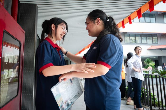  “Cố lên, thi tốt nhé!”, “Làm bài cẩn thận, đừng để sai lỗi lặt vặt”, “Cố gắng hết mình là được”. Khánh An (học sinh trường THCS Đoàn Thị Điểm) nhắn nhủ người bạn thân Quỳnh An trước giờ vào phòng thi. Ngữ văn là môn thế mạnh, các lần thi thử đều đạt 8,5-9 điểm nên cả hai nữ sinh đều rất tự tin. Sau cái ôm động viên, cả hai nhanh chóng chỉnh lại giấy tờ, kiểm tra vật dụng rồi nhanh chóng về phòng thi của mình. “Em đã sẵn sàng!”, Quỳnh An dõng dạc. 