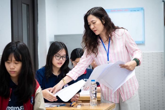  Thí sinh lưu ý ở mỗi buổi thi, các em phải có mặt ở phòng thi lớp 10 đúng thời gian quy định, chấp hành hiệu lệnh và hướng dẫn của giám thị. Thí sinh đến chậm quá 15 phút sau khi có hiệu lệnh tính giờ làm bài sẽ không được dự thi buổi đó. 