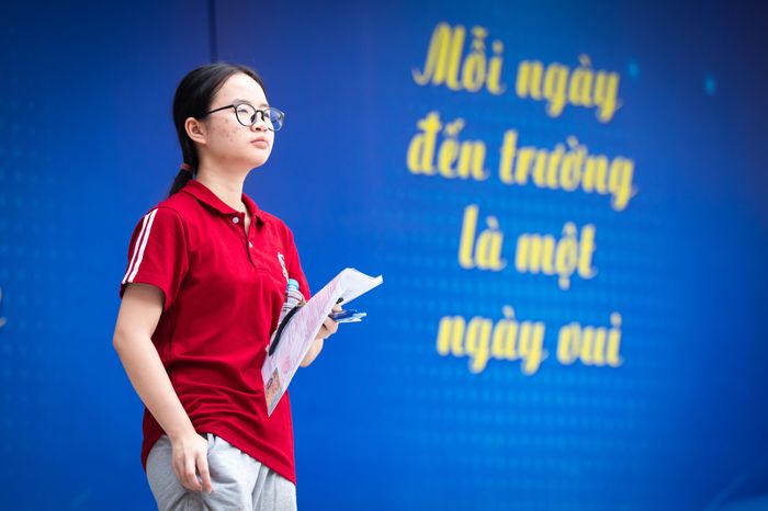  Năm nay, Hà Nội có khoảng 147.000 học sinh tốt nghiệp THCS, trong đó hơn 124.000 em đăng ký thi lớp 10 công lập. Với chỉ tiêu khoảng 82.600, tỷ lệ có suất học là hơn 56% so với số tốt nghiệp. Vì vậy, bên cạnh sự tự tin, không ít thí sinh tỏ ra hồi hộp, lo lắng. 