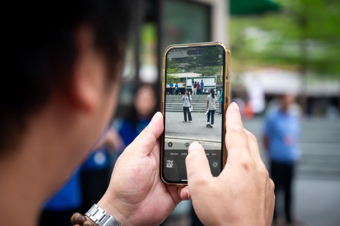  Trong ánh nắng đầu hè, nhiều cha mẹ học sinh vẫn nán lại phía ngoài điểm thi, thấp thỏm chờ đợi, dõi theo từng bước chân của con em. Trước diễn biến phức tạp của thời tiết Hà Nội, Sở GD&amp;ĐT đã có phương án hỗ trợ y tế tại các điểm thi. Đồng thời, các xã, phường cũng bố trí các điểm, khu vực chờ phù hợp cho người nhà thí sinh.
