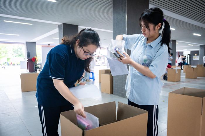  Các hội đồng thi bố trí một khu vực riêng, cách xa các phòng thi tối thiểu 25 m để các thí sinh gửi đồ trước khi vào. Các thùng đựng đều được phân theo phòng, tránh làm thất lạc đồ của thí sinh. Trước giờ thi, thầy cô liên tục nhắc nhở các em để balo, điện thoại, vật dụng bị cấm bên ngoài để không vi phạm quy chế thi. 