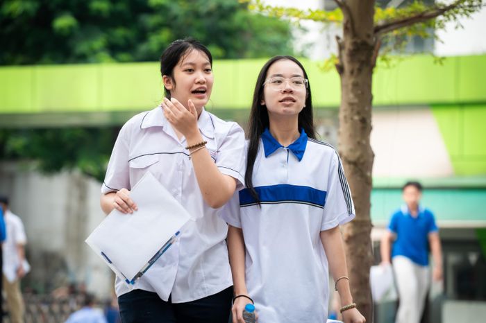  Không khí bên trong điểm thi cũng không kém phần khẩn trương. Nhiều học sinh tranh thủ bàn luận, dự đoán đề thi Ngữ văn - môn thi đầu tiên trong kỳ thi này. Đôi bạn thân Nguyễn Bảo Anh và Lương Ngọc Thùy Dương (trường THCS Ngô Sĩ Liên) cho biết đã luyện hơn 50 đề Văn nên bước vào phòng thi với tâm trạng vừa hồi hộp vừa háo hức. Cả hai kỳ vọng đề thi sẽ vào tác phẩm truyện bởi đây là dạng bài các em tự tin hơn sau quá trình ôn tập. Hai nữ sinh nhắc nhau coi đây “như kỳ thi học kỳ” để giảm áp lực. 