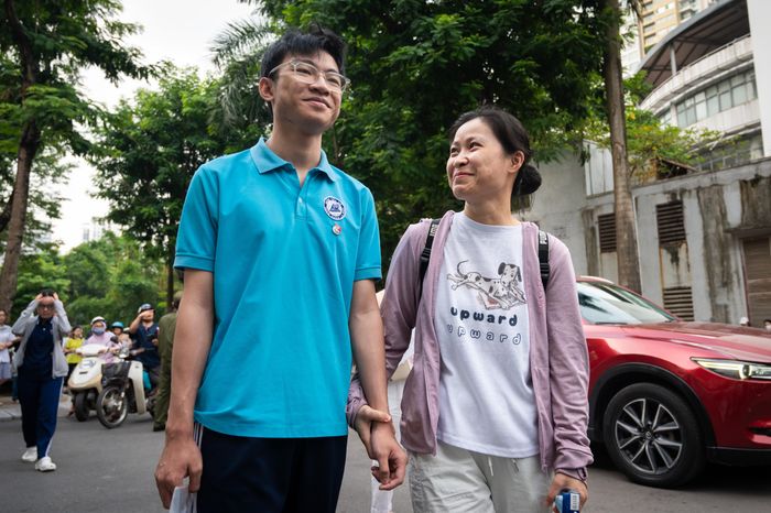  Nhà cách điểm thi khá xa, từ 5h45, hai mẹ con Nguyễn Mạnh Dũng (học sinh trường THCS Xuân La) đã bắt đầu di chuyển. Ngồi sau xe, nam sinh liên tục được mẹ động viên, khích lệ. Vì thế, Dũng bước vào kỳ thi với tâm thế tự tin nhất. “Em đã ôn luyện rất kỹ, làm nhiều đề thi thử nên tin rất chắc chắn với kiến thức của mình bây giờ”, Dũng cho biết em đăng ký nguyện vọng 1 vào THPT Yên Hòa - trường top đầu Hà Nội - nên đặt mục tiêu trên 27 điểm. 