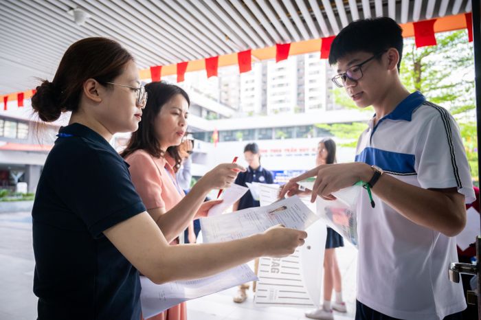  Là địa phương có số thí sinh dự thi vào THPT đông nhất cả nước, để phục vụ kỳ thi, Hà Nội đã bố trí 224 điểm thi chính thức với hơn 5.300 phòng thi, huy động 17.800 cán bộ, giáo viên, nhân viên phục vụ kỳ thi. 