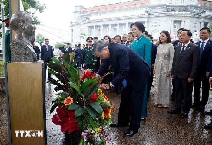  Tổng Bí thư, Chủ tịch nước Tô Lâm và Phu nhân cùng Đoàn đại biểu cấp cao Việt Nam dâng hoa trước tượng Bác Hồ. Ảnh: Thống Nhất/TTXVN. 