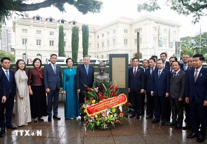  Tổng Bí thư, Chủ tịch nước Tô Lâm và Phu nhân cùng đoàn đại biểu cấp cao Việt Nam bên tượng đài Chủ tịch Hồ Chí Minh tại Bảo tàng Văn minh châu Á. Ảnh: Thống Nhất/TTXVN. 