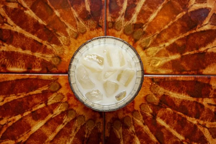 Horchata tại Hi Cacti, ở Brighton, gợi cảm giác hoài niệm với vị ngọt béo, mát lạnh. Ảnh: Martin James Burton.
