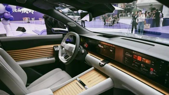  Nội thất hiện đại với bộ 3 màn hình trên bảng táp lô của AUDI EX7. Ảnh: AUDI. 