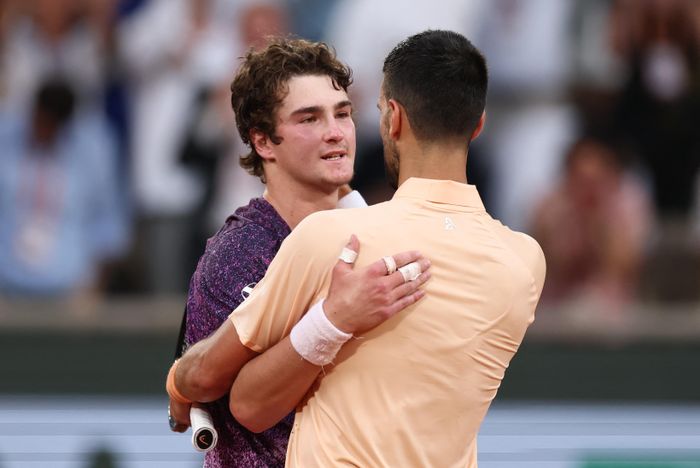  Djokovic thua tay vợt trẻ hơn. 
