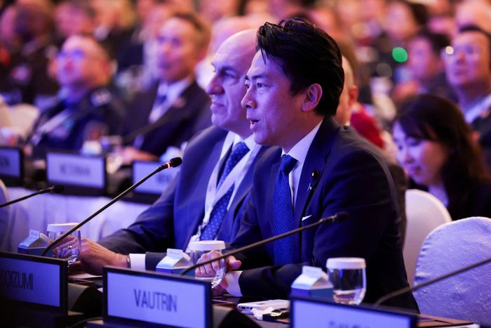 Bộ trưởng Quốc phòng Nhật Bản Shinjiro Koizumi đặt câu hỏi cho Bộ trưởng Chiến tranh Mỹ Pete Hegseth tại hội nghị thượng đỉnh an ninh Đối thoại Shangri-La của IISS ở Singapore, ngày 30/5. Ảnh: Reuters.