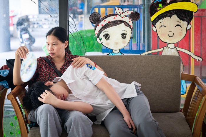 Một số phụ huynh, học sinh nhà xa chọn ở lại khu vực chờ ngay sát trường thi để tiện nghỉ ngơi và tránh phải di chuyển nhiều. Trên những dãy ghế, phụ huynh tranh thủ cho con ăn trưa, chợp mắt trước môn thi tiếp theo.