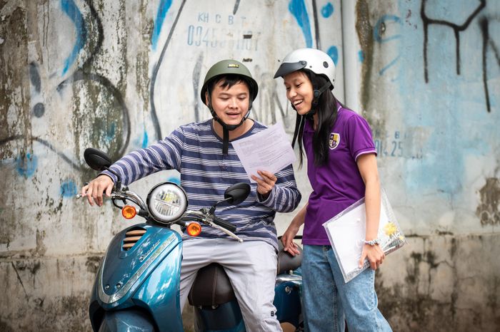 Đề thi Văn lớp 10 của Hà Nội 2026 gồm phần Đọc Hiểu (4 điểm) và Viết (6 điểm), với ngữ liệu là bài thơ Trăng trong rừng và những đứa trẻ (tác giả Thanh Thảo). Còn bài nghị luận xã hội đặt vấn đề người trẻ mất kết nối với cuộc sống, thí sinh cần nêu giải pháp để tạo ra những kết nối có ý nghĩa. Các thí sinh đánh giá đề năm nay hay và sáng tạo, đồng thời phân hóa tốt. 