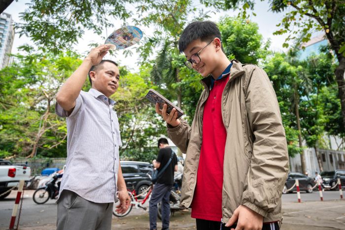  Giữa tiết trời Hà Nội oi nóng, anh Bùi Đức Tính (xã Kim Anh) liên tục quạt tay cho con trai Bùi Mạnh Cường ngay khi em bước ra khỏi cổng trường thi. Với người cha này, sự đồng hành với con nằm ở những điều giản dị: Dậy từ mờ sáng chở con quãng đường gần 40 km tới điểm thi, kiên nhẫn ngồi chờ suốt nhiều giờ ngoài cổng trường và có mặt ngay khi con kết thúc bài làm. Ánh mắt anh ánh lên sự tự hào khi con trai chăm chỉ, tự giác học tập và đặt mục tiêu cao vào lớp chuyên Toán. 