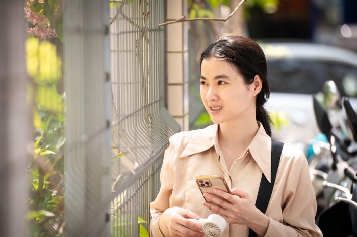  Chị Kim Anh (phường Thanh Xuân) cho biết vì quá sốt ruột, chị đã đến điểm thi sớm 30 phút trước giờ thu bài. Chị kể con mong muốn đỗ vào trường THPT Nhân Chính, trung bình cần 8 điểm/môn mới đỗ. Vì thế, dù bố mẹ không gây áp lực, con vẫn tự đặt kỳ vọng lớn cho bản thân và khá căng thẳng trong suốt quá trình ôn thi. “Bố mẹ chỉ biết đồng hành, đưa đón, động viên con”, người mẹ chia sẻ. 
