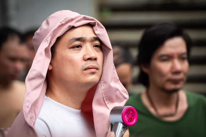  Với nhiều gia đình, kỳ thi vào lớp 10 không chỉ là “cuộc đua” của học sinh mà còn là hành trình cha mẹ âm thầm sát cánh phía sau. Những lời dặn dò “đọc kỹ đề”, “đừng cuống”, “làm hết sức là được” trở thành điểm tựa tinh thần cho các em. 