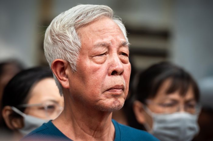  Trong khi đó, để động viên cháu gái, ngày hôm qua, ông Mai Thanh Xuân (74 tuổi) đã đi từ Nam Định lên Hà Nội. “Cháu thích và ông cũng muốn có mặt để cổ vũ tinh thần, sáng nay đưa cháu đi thi cho yên tâm”, ông cho biết bản thân hồi hộp, lo lắng không kém cháu. Sáng nay, ông đã động viên cháu gái “bình tĩnh, tự tin nhưng phải chiến thắng”, ông “rất phấn khởi khi cháu chăm chỉ, cố gắng trong suốt năm qua, các đợt thi thử đều đạt kết quả tốt”. 