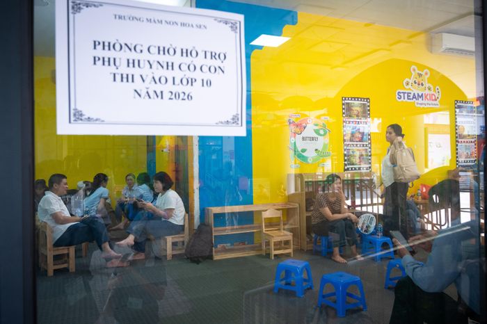  Tại khu vực chờ ở trường Mầm non Hoa Sen (phường Yên Hòa), nhiều phụ huynh ngồi trò chuyện để vơi bớt căng thẳng, nhưng ánh mắt vẫn liên tục nhìn đồng hồ và hướng về phía điểm thi trường THCS Trần Duy Hưng bên cạnh. 
