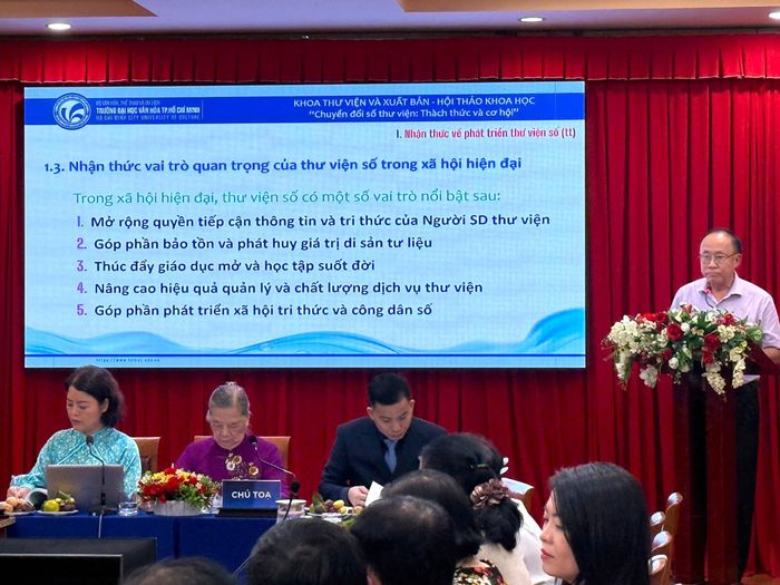 PGS.TS Nguyễn Thế Dũng, Trường đại học Văn hóa TP.HCM, phân tích tầm quan trọng của chuyển đổi số trong ngành thư viện. Ảnh: Hương Trần.