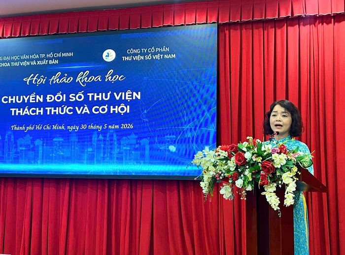 TS Thái Thu Hoài, Phó trưởng khoa điều hành Khoa Thư viện và Xuất bản, Trường đại học Văn hóa TP.HCM, phát biểu đề dẫn. Ảnh: Kim Ngân.