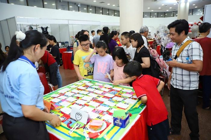Các em nhỏ vui chơi trong Ngày hội