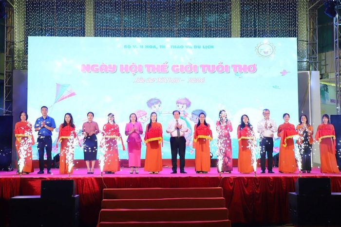 Thứ trưởng Tạ Quang Đông và các đại biểu cắt băng khai mạc Ngày hội