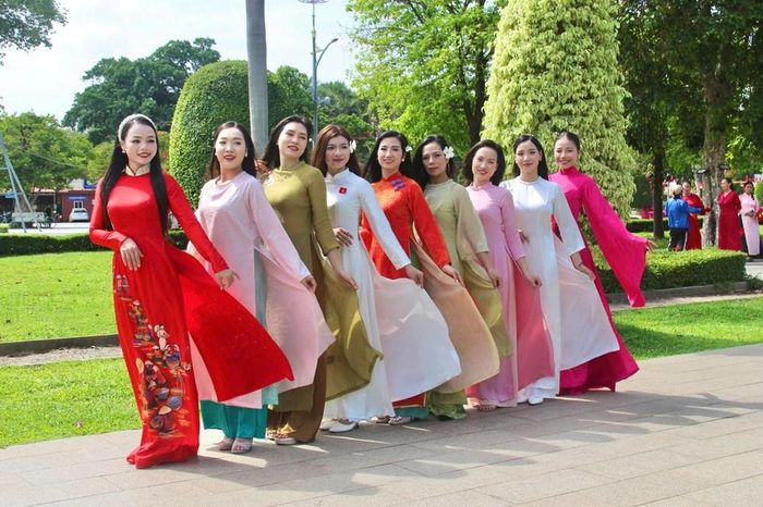Các nghệ sĩ của Liên đoàn Xiếc Việt Nam tham gia sự kiện với mong muốn tôn vinh, quảng bá áo dài đến với người dân Campuchia và du khách quốc tế