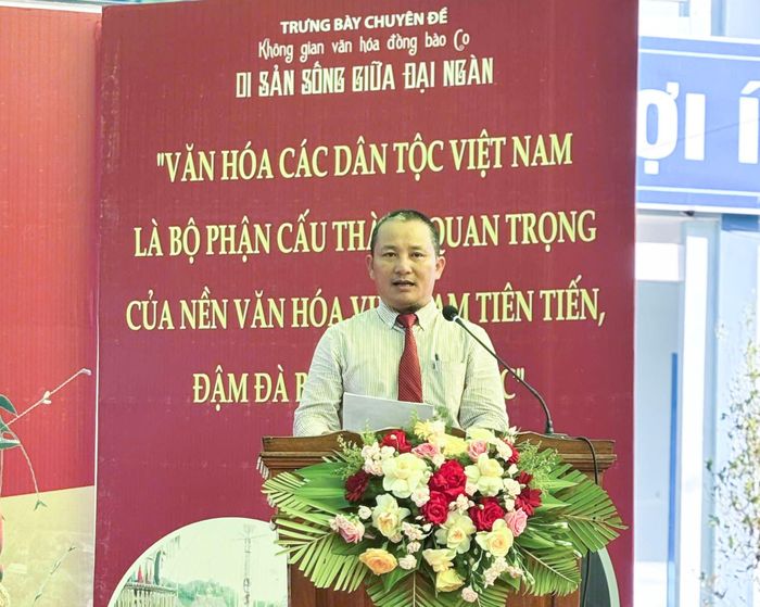 Ông Trần Văn Đức, Phó Giám đốc Bảo tàng Đà Nẵng phát biểu tại lễ khai mạc
