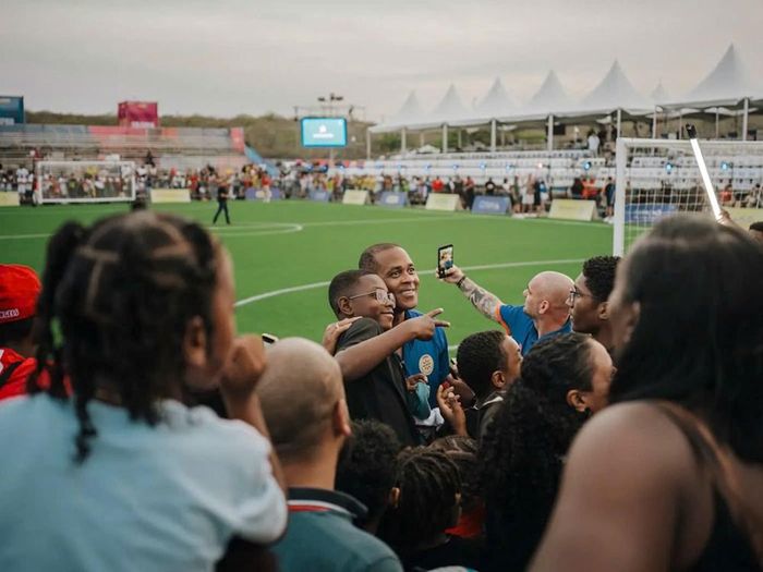 Patrick Kluivert, cựu danh thủ Hà Lan có mẹ là người Curaçao, góp phần kết nối các thế hệ cầu thủ gốc Curaçao với quê hương nguồn cội