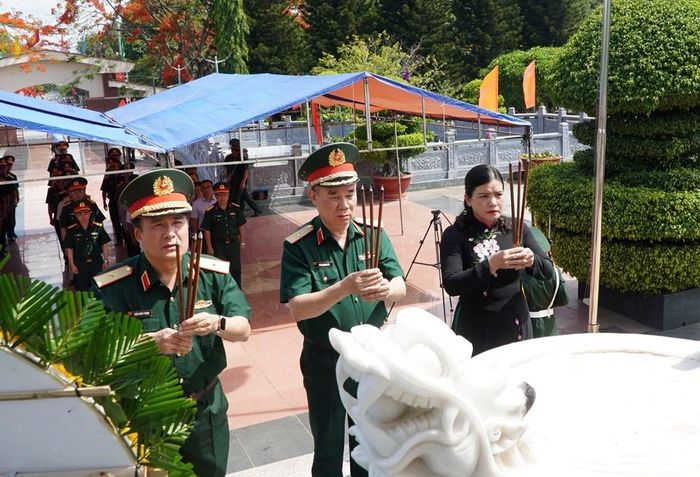 Các đại biểu dâng hương Nghĩa trang Liệt sĩ tại phường Đăk Cấm