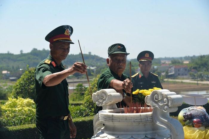 Cán bộ, chiến sĩ Trung đoàn 1 thành kính dâng hương tri ân các anh hùng liệt sĩ đã hi sinh vì độc lập, tự do của Tổ quốc