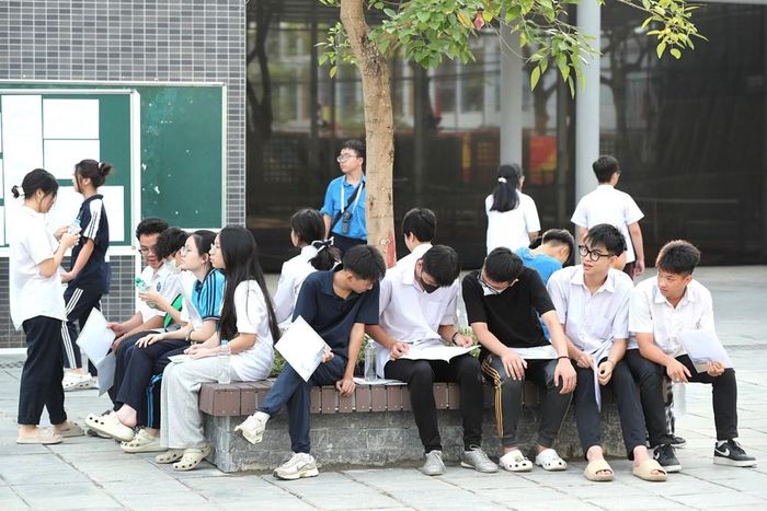 Thí sinh tại điểm thi Trường THPT Tây Hồ tranh thủ ôn lại bài