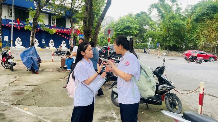 Hai thí sinh tại điểm thi Trường THCS Trần Duy Hưng đang thảo luận về nội dung ôn tập
