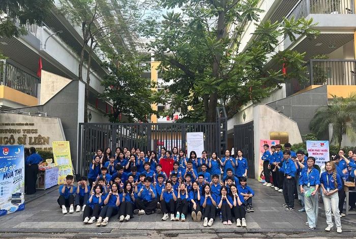 Các tình nguyện viên tại điểm thi Trường THCS Ngô Sỹ Liên đến sớm để hỗ trợ thí sinh