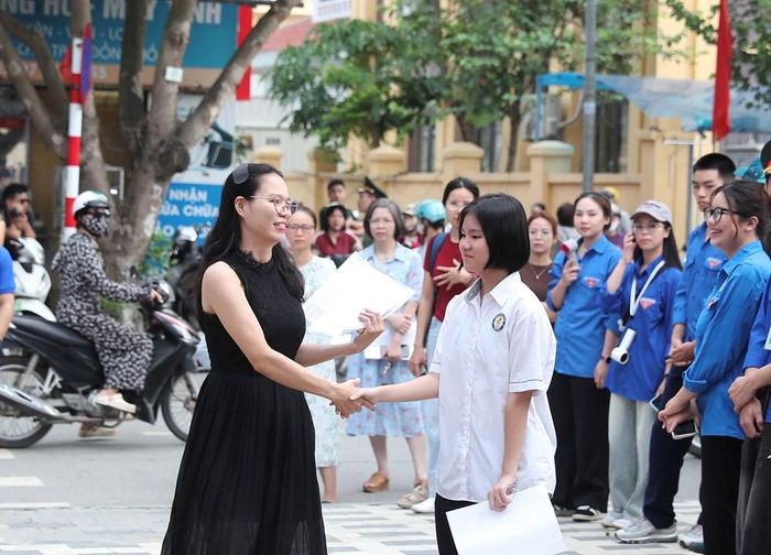 Một phụ huynh chúc con thi tốt