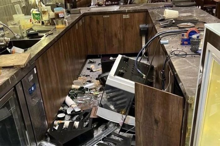 Nhiều tài sản trong quán bị đập phá, hư hỏng. Ảnh: MXH